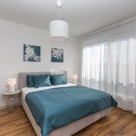 Crimson Holidays トロギール