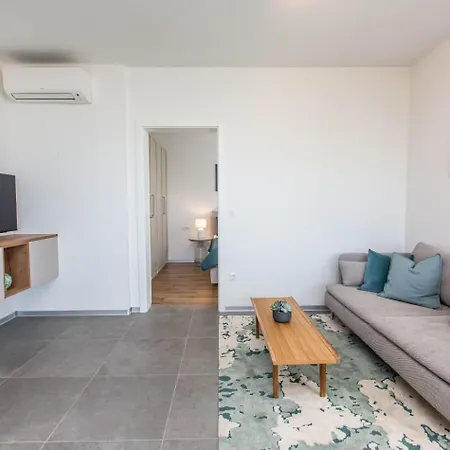 Crimson Holidays * トロギール