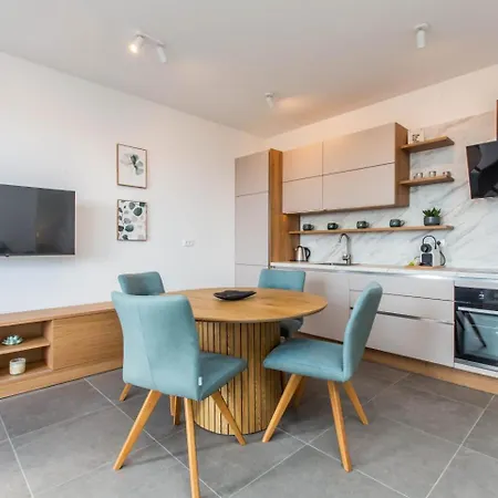 Crimson Holidays 特罗吉尔