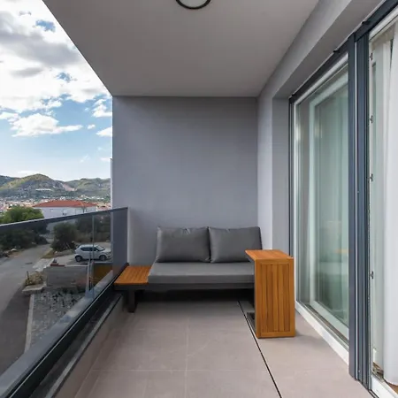 Crimson Holidays * トロギール