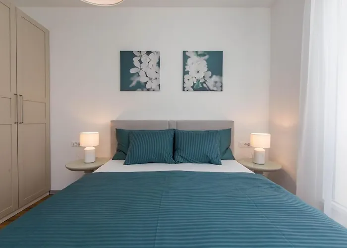 Crimson Holidays * Trogir