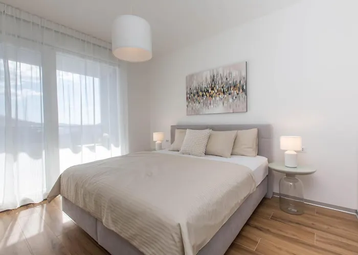 Апартаменти Crimson Holidays *