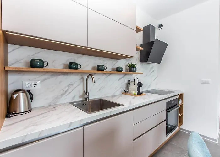 Апартаменти Crimson Holidays