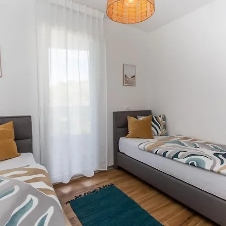 Crimson Holidays Apartman *