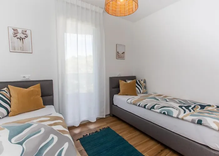 Crimson Holidays Apartment *