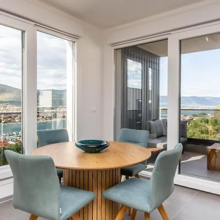 Crimson Holidays Трогир