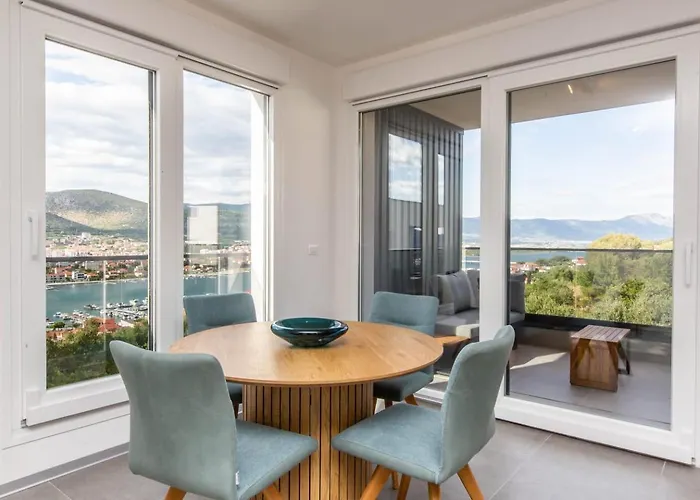 Crimson Holidays Трогир